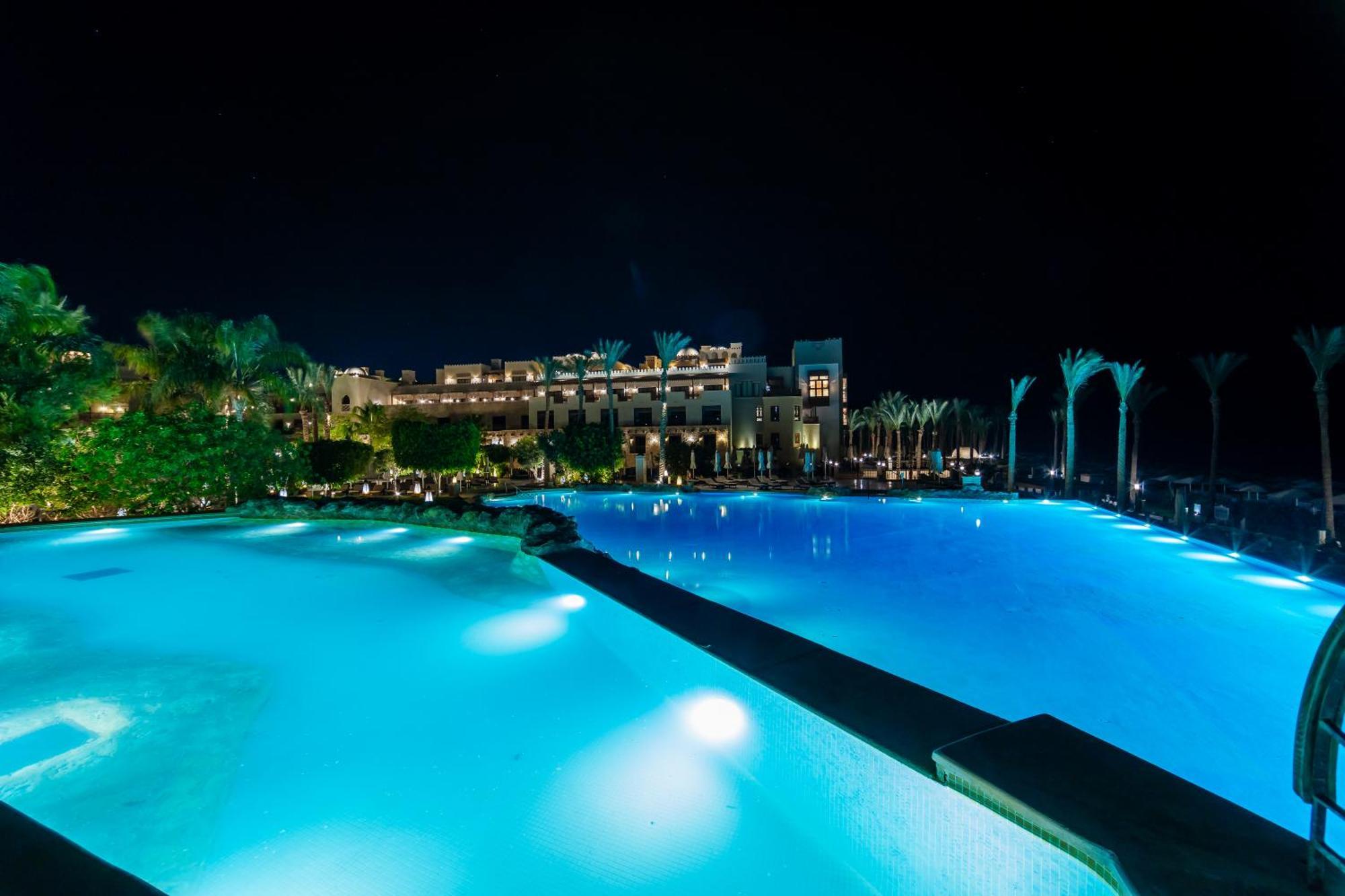 The Makadi Spa Hotel - Couples Only 18 Years Plus Hurghada Ngoại thất bức ảnh The pool at night