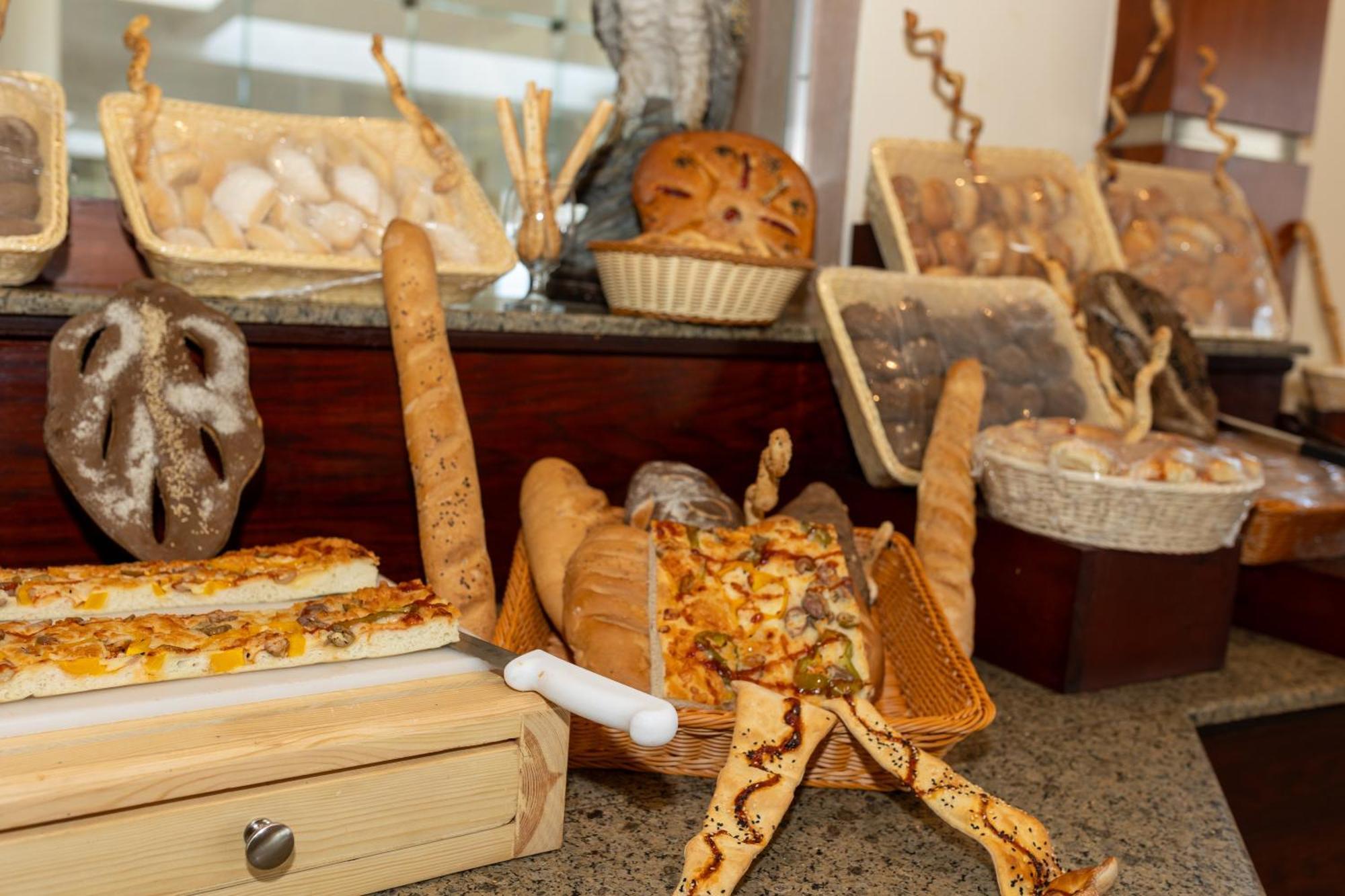 The Makadi Spa Hotel - Couples Only 18 Years Plus Hurghada Ngoại thất bức ảnh Bread at a buffet